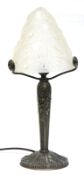 Tischlampe, Frankreich um 1910, floral reliefierter Metallfuß, floral reliefierter Mattglasschirm, 