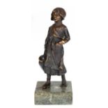 Skulptur "Mädchen mit Krug", Bronze, braun patiniert, unsign., H. 19 cm, auf Marmorplinthe, H. 3 cm
