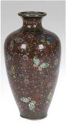 Cloisonne-Vase, mit polychromem Blumen- und Schmetterlingsdekor auf braunem Grund, Gebrauchspuren, 