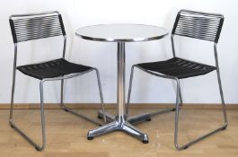 Tisch und 2 Spaghetti-Stühle, um 1965, Tisch aus Aluminium, runde Platte kreismarmoriert, H. 70 cm,