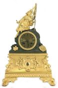 Figurenpendule, um 1820/40, Bronze feuervergoldet, Ordensmann mit Flagge als Bekrönung, Messingziff