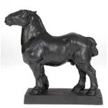 Figur "Stehendes Pferd", Keramik, schwarz gefaßt, auf rechteckigem Sockel, ges. 32x34x10,5 cm