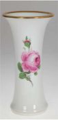 Meissen-Vase, 1924-34, Rote Rose mit Goldrand, 1. Wahl, H. 24 cm