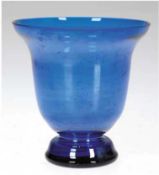 Vase, Jean Beck München, blaues Glas, runder Stand, ausgestellter Rand, H. 10,5 cm