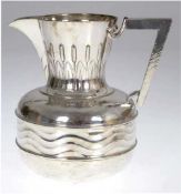 Jugendstil-Krug, Dänemark 1897, Michelsen, 830er Silber, 556 g, Wellen- und Pompeseldekor, etwas ge