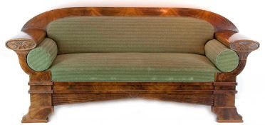 Biedermeier-Sofa um 1820, Mahagoni furniert, Fadenintarsien, beschnitzt, Armlehnfront in Füllhornfo