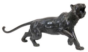 Große Bronze-Figur "Schreitender, brüllender Tiger", China um 1900, auf Bauch 2 Blocksiegelmarken u