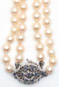 Perlenkette, 2-reihig, Perlen-Dm. 7 mm, 585er WG-Schließe, besetzt mit 9 Saphiren, L. 77 cm