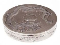 Schmuckdöschen, China um 1920, Silber, geprüft, 71 g, ovale Form mit reliefiertem Drachendekor,  in