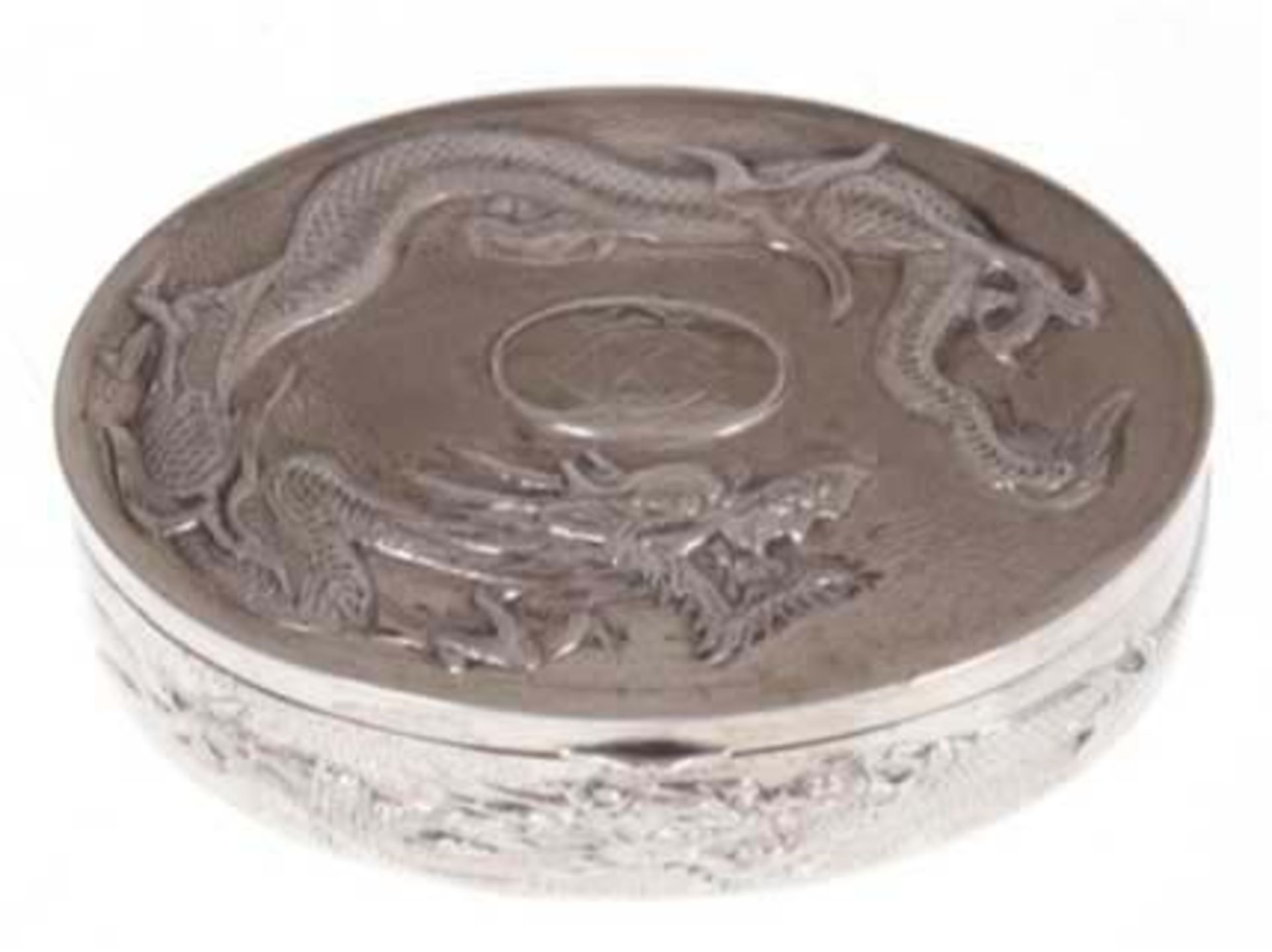 Schmuckdöschen, China um 1920, Silber, geprüft, 71 g, ovale Form mit reliefiertem Drachendekor, in