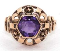 Ring, 585er GG, runder, durchbrochener Ringkopf besetzt mit sechseckigem, facettiertem  Amethyst, g