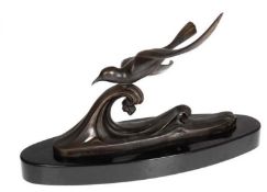 Skulptur "Möwe über Meereswoge", Weißmetallguß, bronziert, unsign., Möwe aufgesteckt, Verbindung re