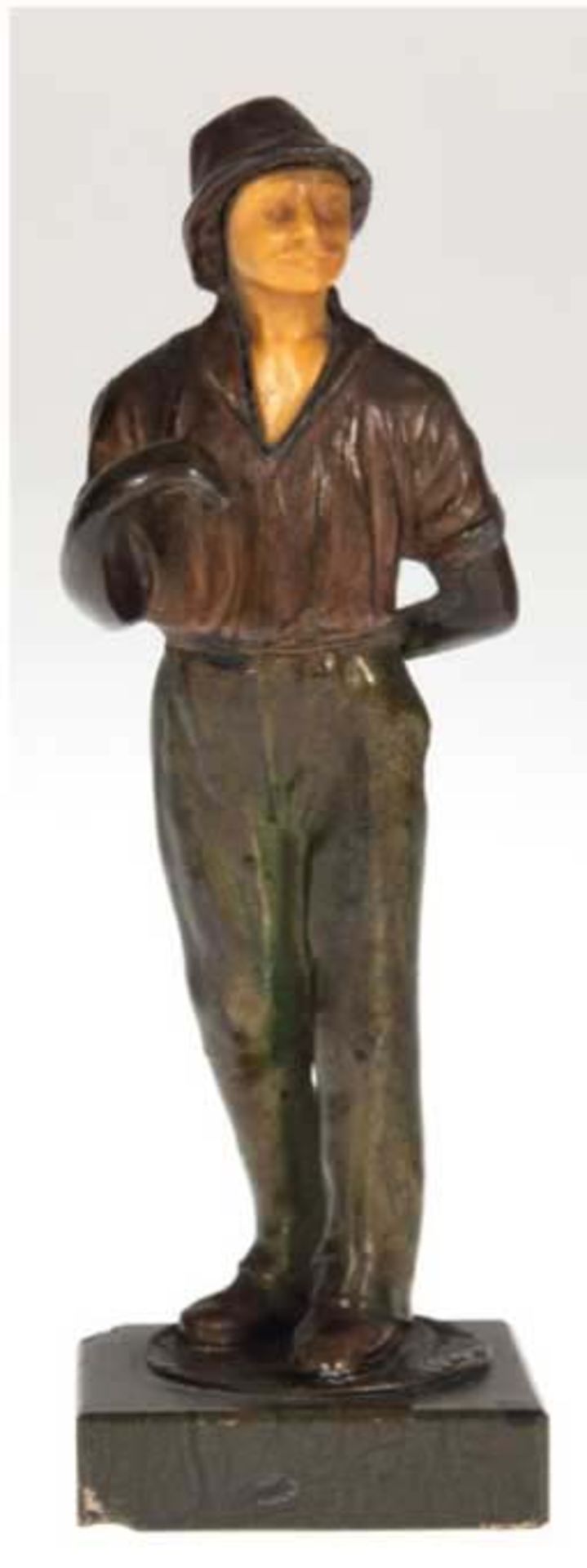 Figur "Herr mit Hut", Bronze, Gesicht aus Bein geschnitzt, Hut am Rand best., auf einem runden reli