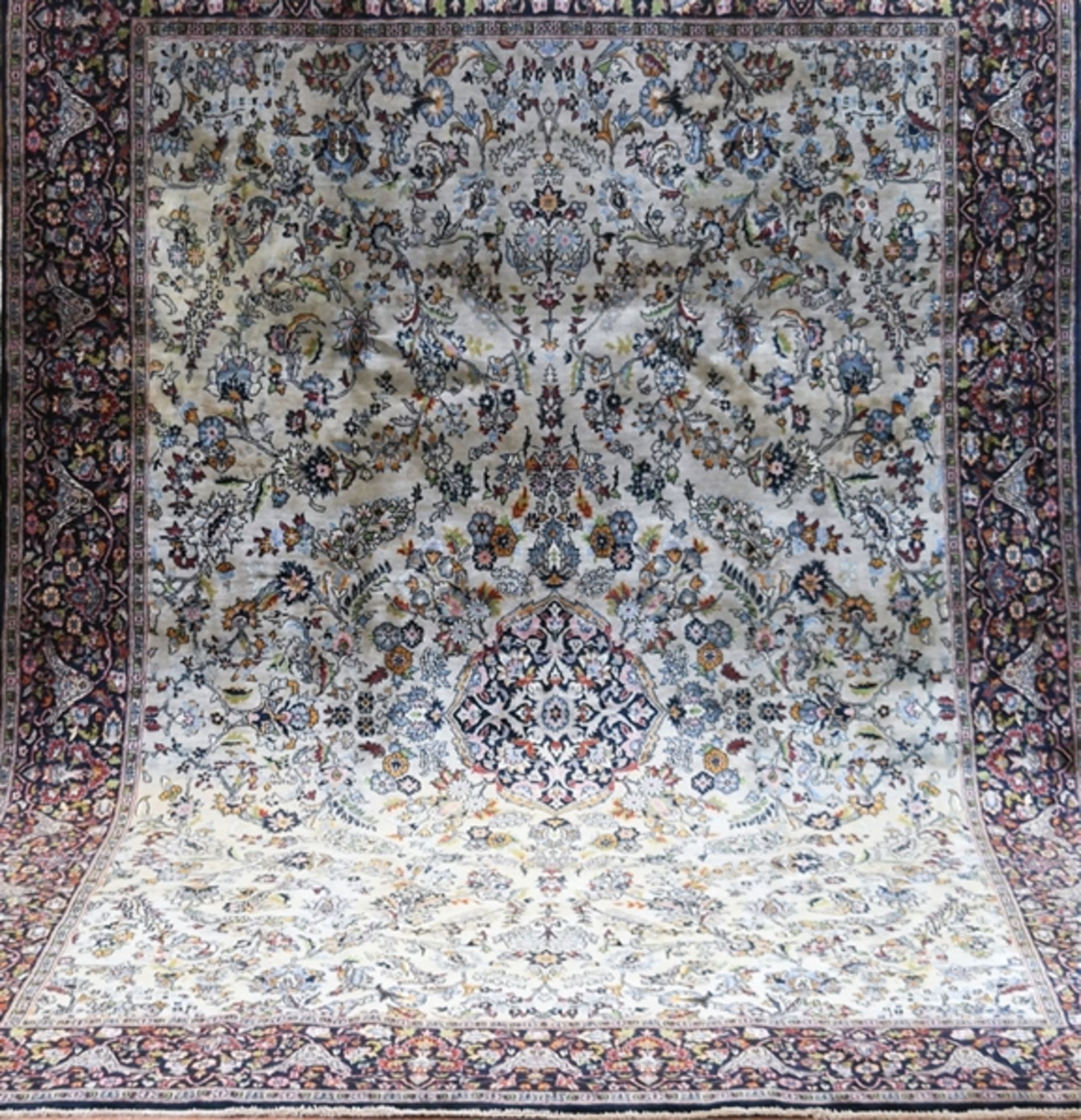 Alter Täbriz, hellgrundig mit floralem Muster und Zentralmedaillon, etwas fleckig, 285x186 cm