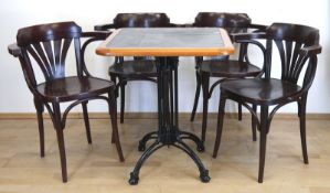 Tisch  und 4 Thonet-Stühle, um 1980, Tisch mit Metallfußgestell, quadratische Platte mit Schieferei