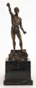 Warmuthm, Wilhelm  (20. Jh.) "Athlet", Bronze, braun patiniert, sign., H. 24 cm, schwarzer Marmorso