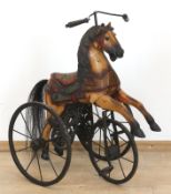 Deko-Dreirad, Pferd aus Holz geschnitzt und bemalt, Fahrgestell aus Eisen mit großen Speichenrädern
