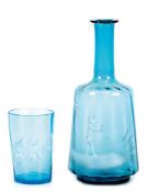 Karaffe mit Becher, blaues Glas mit Abriß, Emaillemalerei, Karaffe H. 23,5 cm, Becher H. 10 cm
