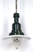 Industrielampe, Metall, dunkelgrün und weiß gefaßt, H. 40 cm, Dm. 30 cm