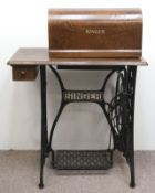Nähmaschine "Singer" mit Tisch, Gußeisen, schwarz mit Golddekor und Beschriftung, mechanischer Fuß-