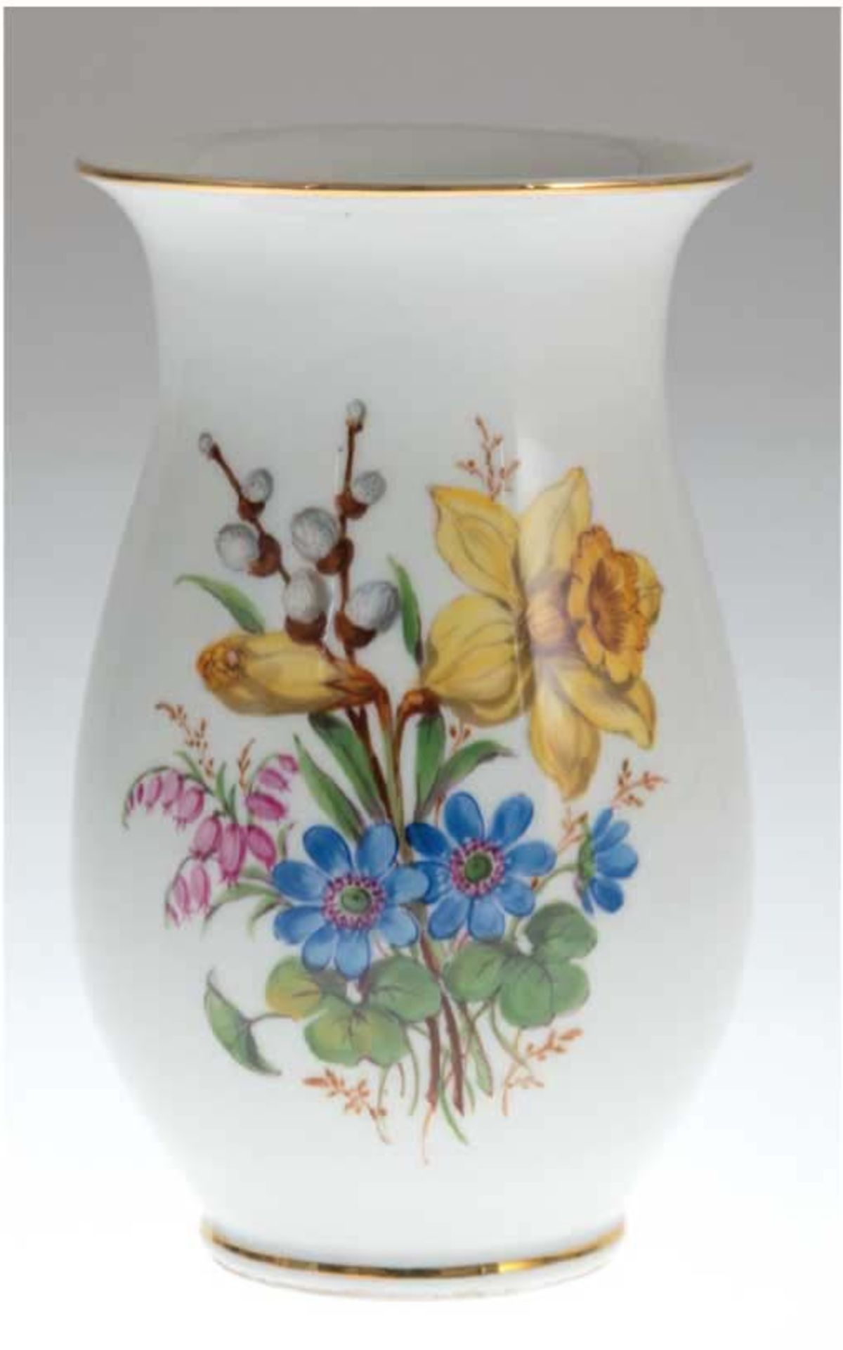 Meissen-Vase, Buntes Blumenbukett "Frühlingsstrauß" und Goldränder, leicht gebauchter Korpus, 1. Wa