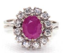 Ring, 585er WG, ausgefasst mit 1 natürlichem Rubin mit facettiertem Ovalschliff von ca. 1,25 ct. in