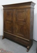 Barock-Lukenschrank, Eiche, 4-türiger Korpus auf Kufen, gerades Profilgesims, 174x157x48 cm