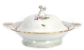 Meissen-Terrine, rund, polychrome Blumenmalerei mit Floralrelief und Goldrand, 2 Schleifstriche, Dm