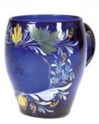 Biedermeier-Henkelbecher, kobaltblaues Glas mit Abriß, polychrome, florale Kaltmalerei, beriebener 