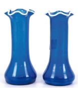 2 Vasen, blaues Glas mit weißem gewellten Rand, H. 20,5 cm