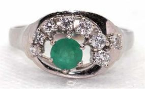 Ring, 585er WG, besetzt mit 8 Brillanten von zus. ca. 0,24 ct. und 1 rund facettiertem Smaragd, ges