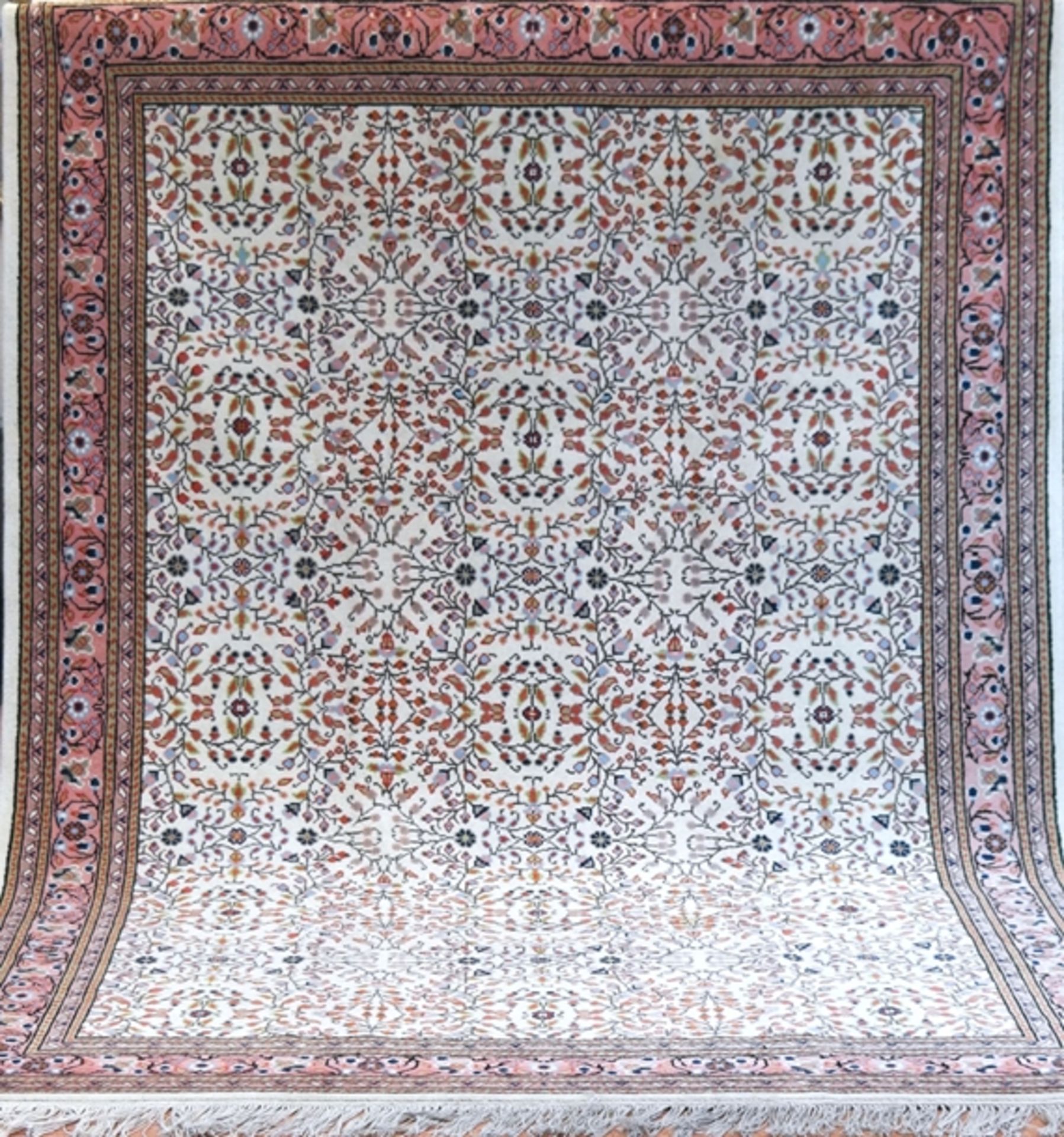 Hereke, hellgrundig mit floralem Muster, Fransen verschmutzt, 245x170 cm