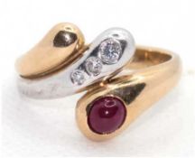 Ring, 585er GG/WG, besetzt mit 3 Brillanten von zus. ca. 0,21 ct. und 1 ovalen Rubin-Cabochon, ges.