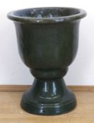 Blumenkübel,  gefußter Korpus aus Terrakotta, grün glasiert, H. 61 cm, Dm. 51 cm