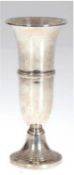 Vase, 925er Sterling Silber, Meisterpunze, gefüllter Stand, reliefiertes Dekor, H. 16,5 cm