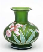 Jugendstil-Vase, Poschinger, Böhmen, grünes Glas mit floraler Emailmalerei, Balusterform, H. 10 cm