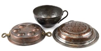 3 diverse Küchenutensilien, 19. Jh. Metall, dabei kleine Pförtchenpfanne, Kupfer mit seitl. Messing