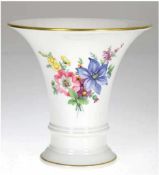 KPM-Vase, Trompetenform mit polychromer Blumenmalerei, Goldränder, H. 14 cm