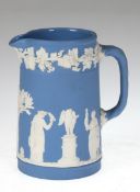 Wedgwood-Kännchen, Jasperware, blau mit weißem Reliefdekor, H. 11 cm