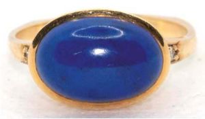 Ring, 750er GG, querovaler Ringkopf besetzt mit Lapislazuli-Cabochon, seitlich 2 kl. Diamanten,  ge