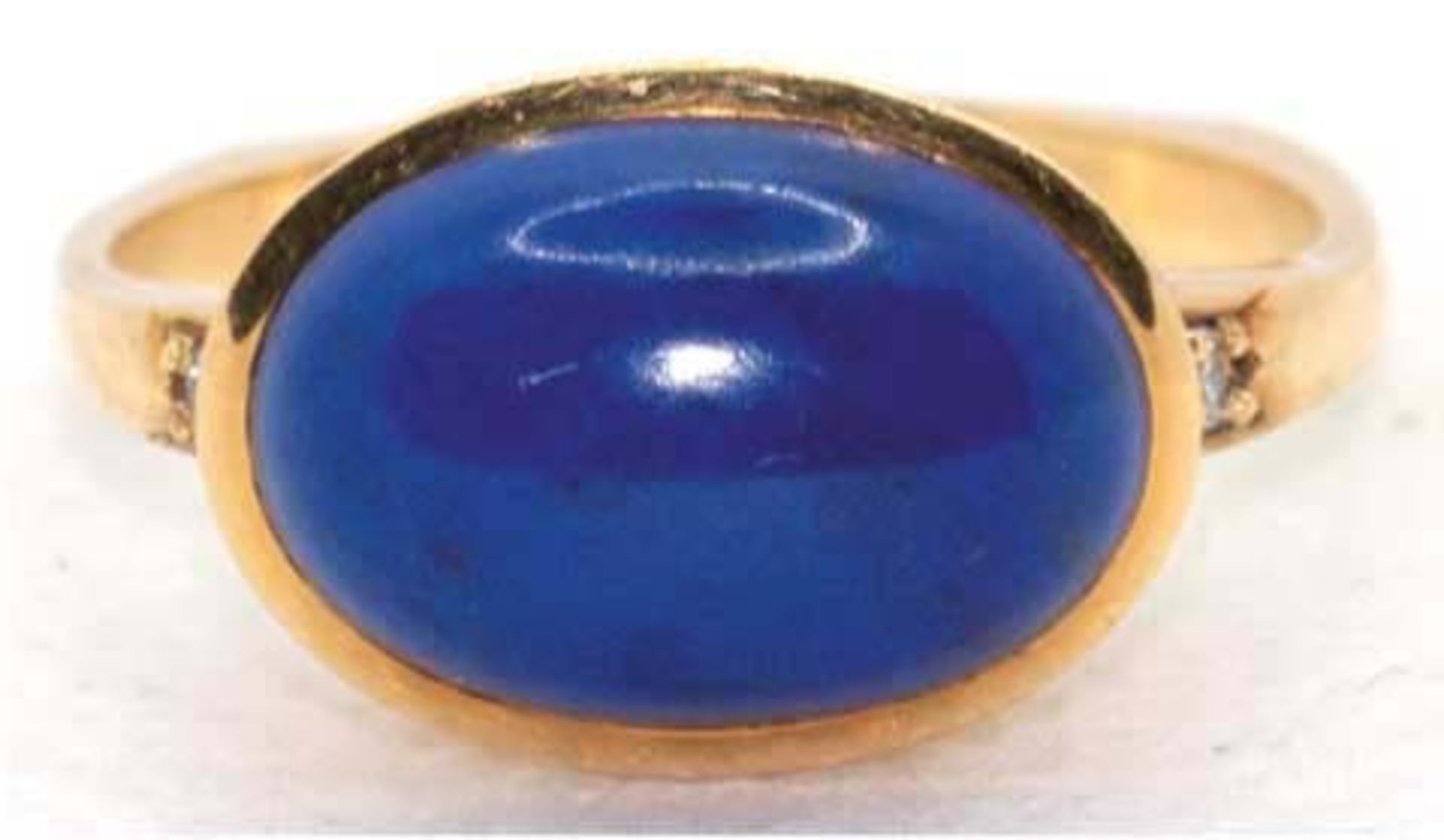 Ring, 750er GG, querovaler Ringkopf besetzt mit Lapislazuli-Cabochon, seitlich 2 kl. Diamanten, ge