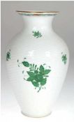 Herend-Vase, Apponyi grün, Goldpunkte und -ränder, Korbrelief, H. 23 cm