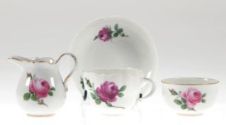 3 Meissen-Teile, Rote Rose, 2x mit Goldrand, 1. und 2.Wahl, dabei Kaffeetasse mit UT, Sahnekännchen