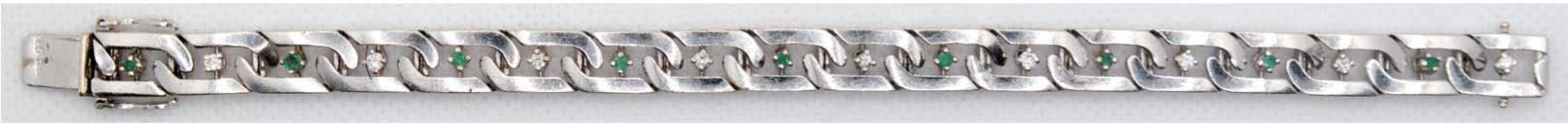 Armband, 585er WG/GG, ausgefasst mit Brillanten von zus. ca. 0,27 ct. (Si) und 9 Smaragden von zus.
