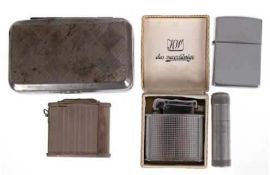 4 Feuerzeuge und Tabakdose, dabei Zippo Bradford PA, Made in USA VIII, Altenpohl und Pilgram No 60,