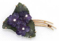 Brosche in Form eines Veilchenstraußes, 585er GG, Amethyst-Blüten besetzt mit 3 Brillanten, ges. 8,