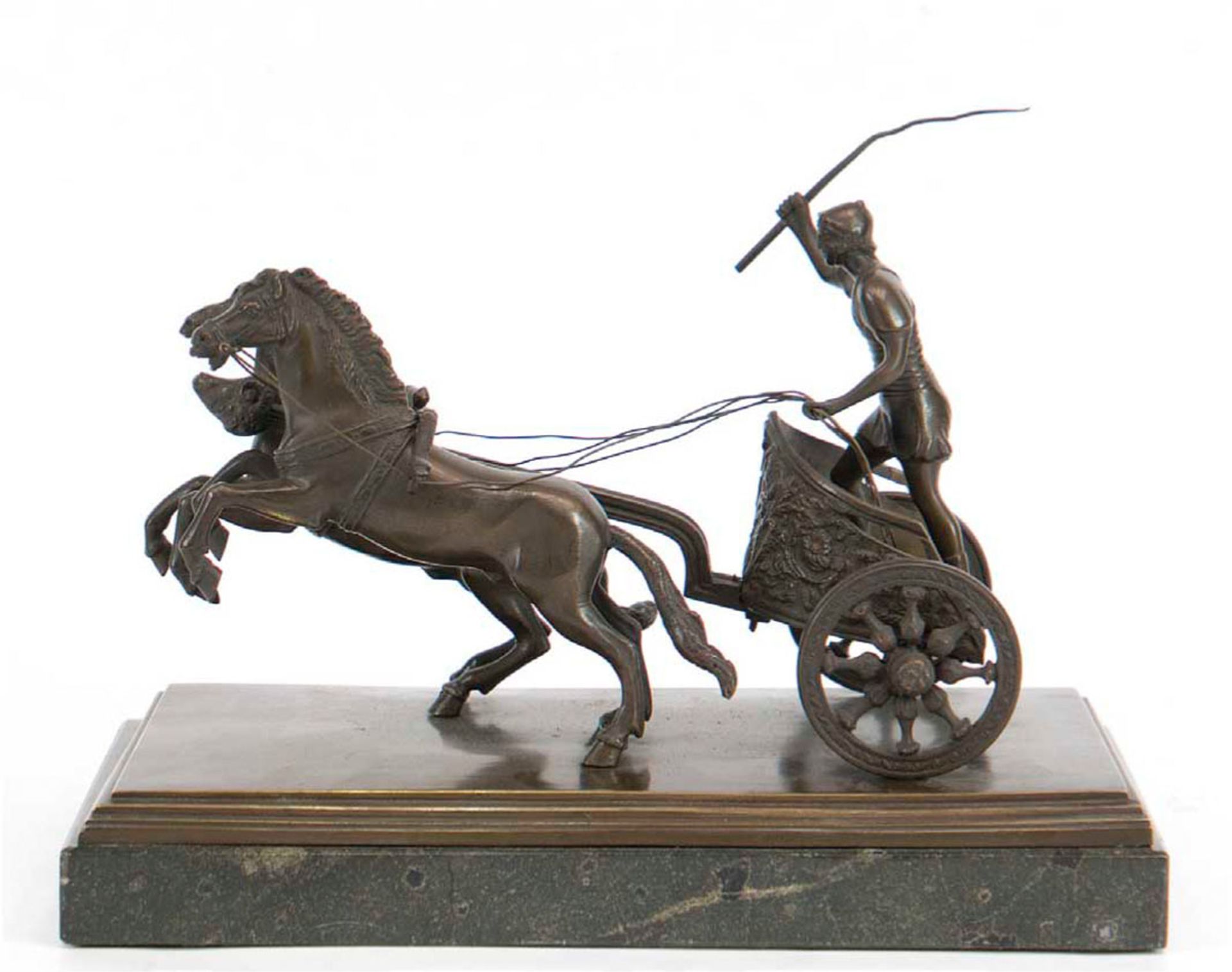 Bronzeskulptur "Römer im Streitwagen", nach antikem Vorbild, braun patiniert, auf Marmorsockel, 18x
