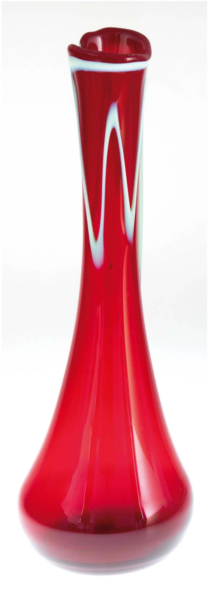 Große Murano-Vase, Keulenform, rotes Glas mit hellen Aufschmelzungen auf geschwungenem Rand und Hal