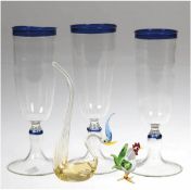 3 Sektgläser und 2 Glastiere, farblose Gläser mit aufgeschmolzenem blauen Rändern, Hohlfuß, monogr.
