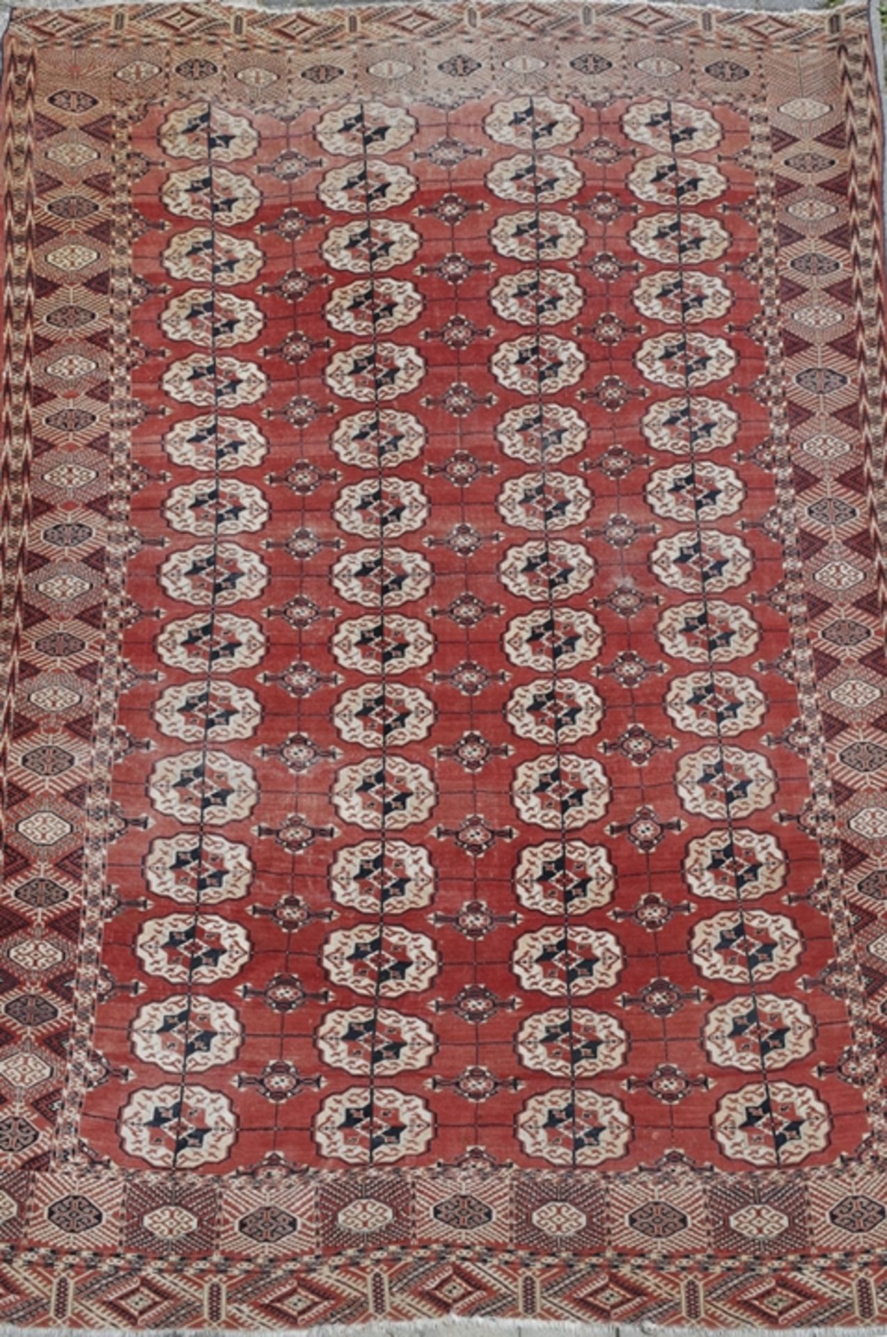Tekke Hauptteppich, Buchara, um 1900, Wolle auf Wolle, belaufen, 230x326 cm